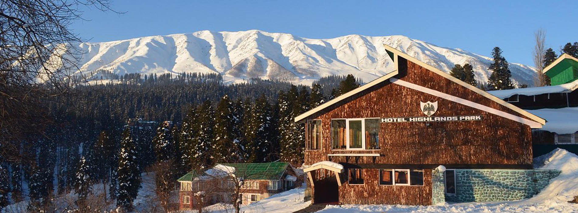 Hotel Highlands Park exterior in Gulmarg