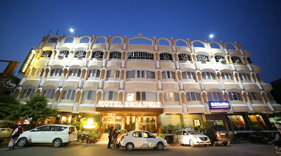 Hotel Brodway exterior in Srinagar