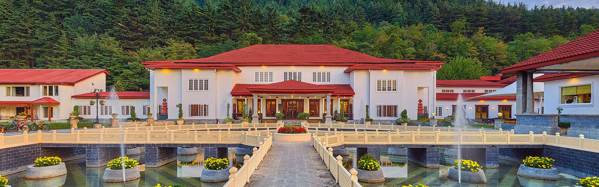 Hotel The Lalit Grand Palace exterior in Srinagar
